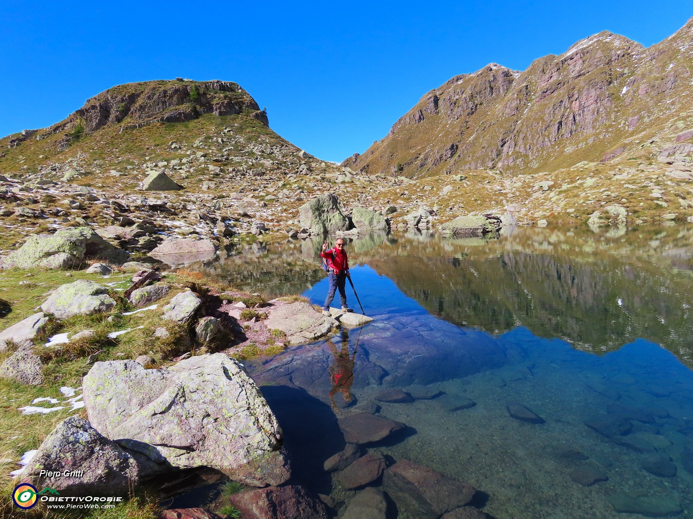 32 Lago di Pietra Quadra (2116 m) con Croce di Branzi  a dx e cimetta .JPG